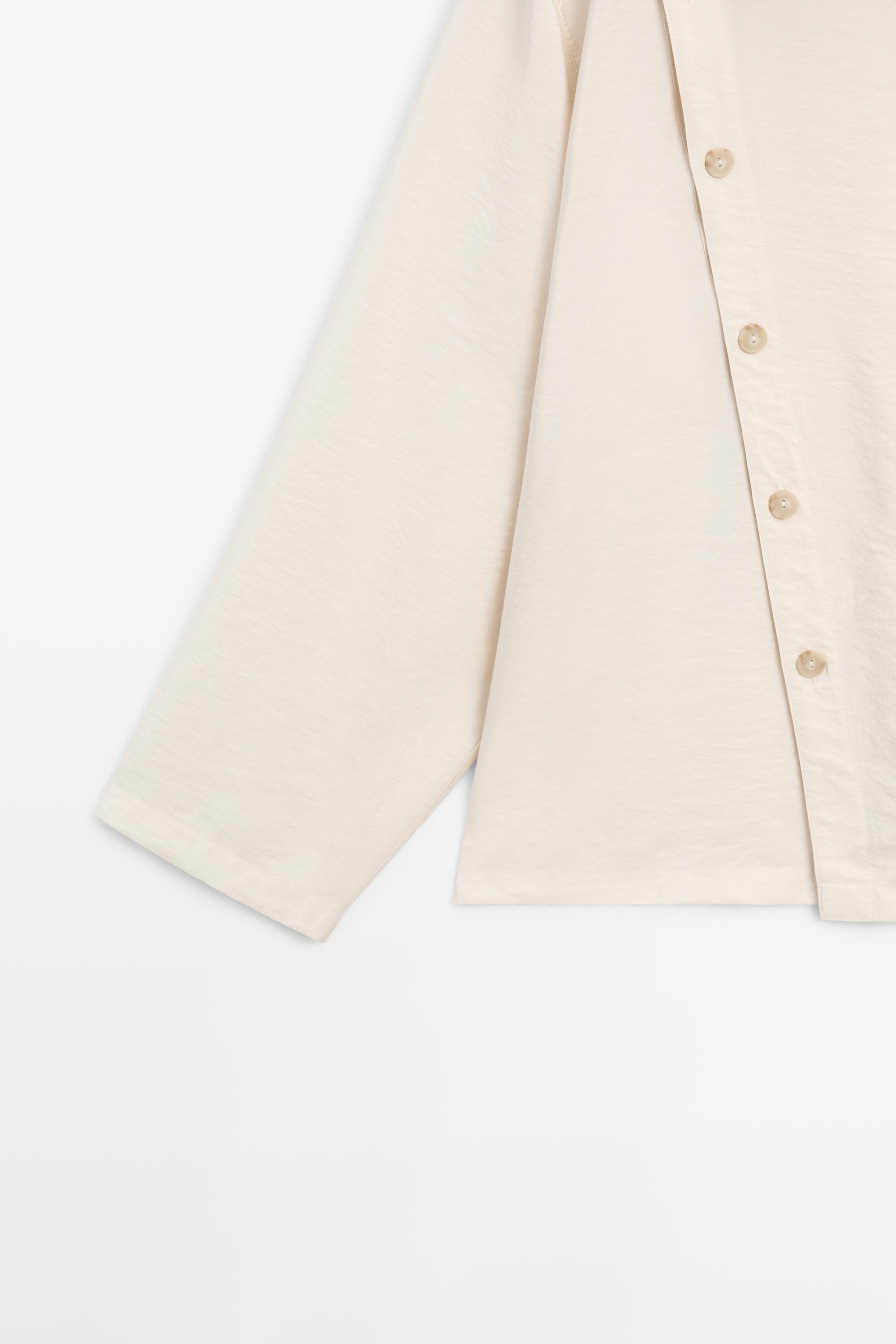 Flowing shirt with asymmetric buttons